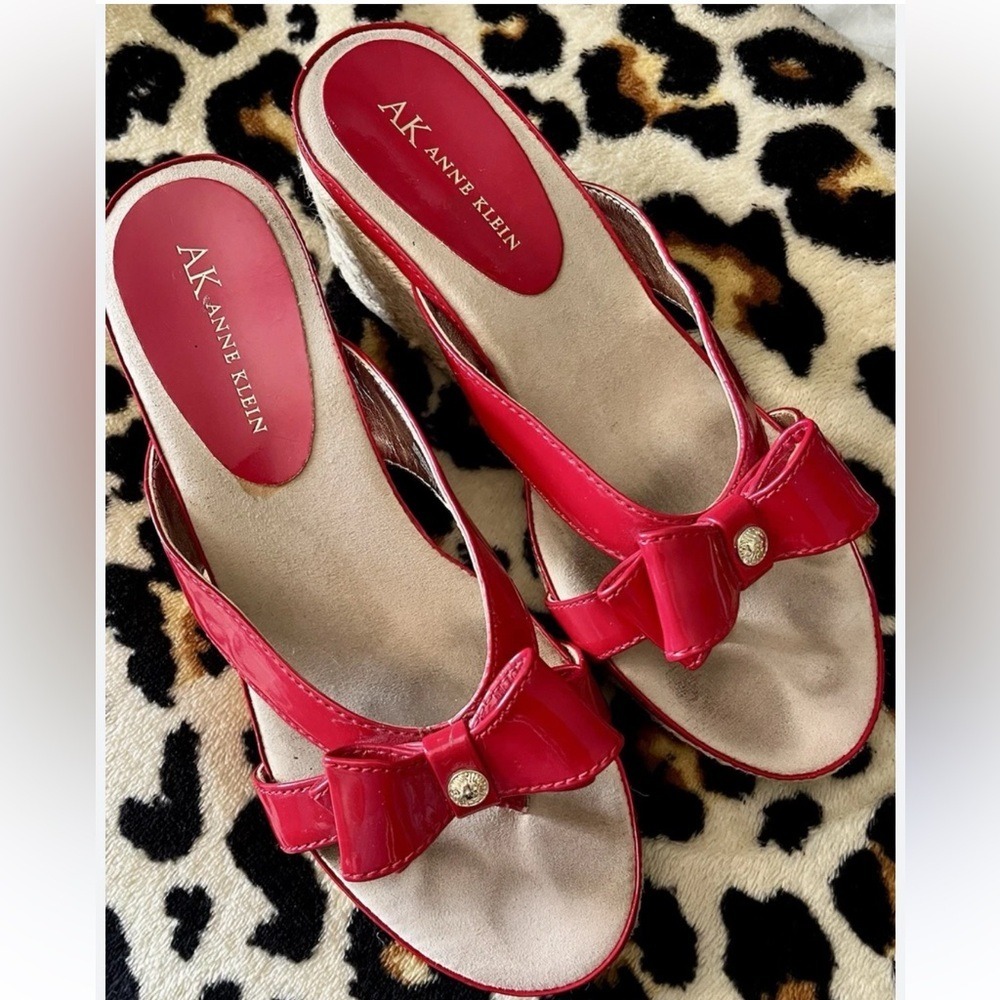 Anne Klein AKPOINTY Red Patent Bow Espadrille Wedge Sandals Mens 9M